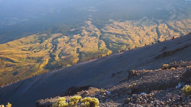 Pendakian ke Puncak Gunung Rinjani Lombok